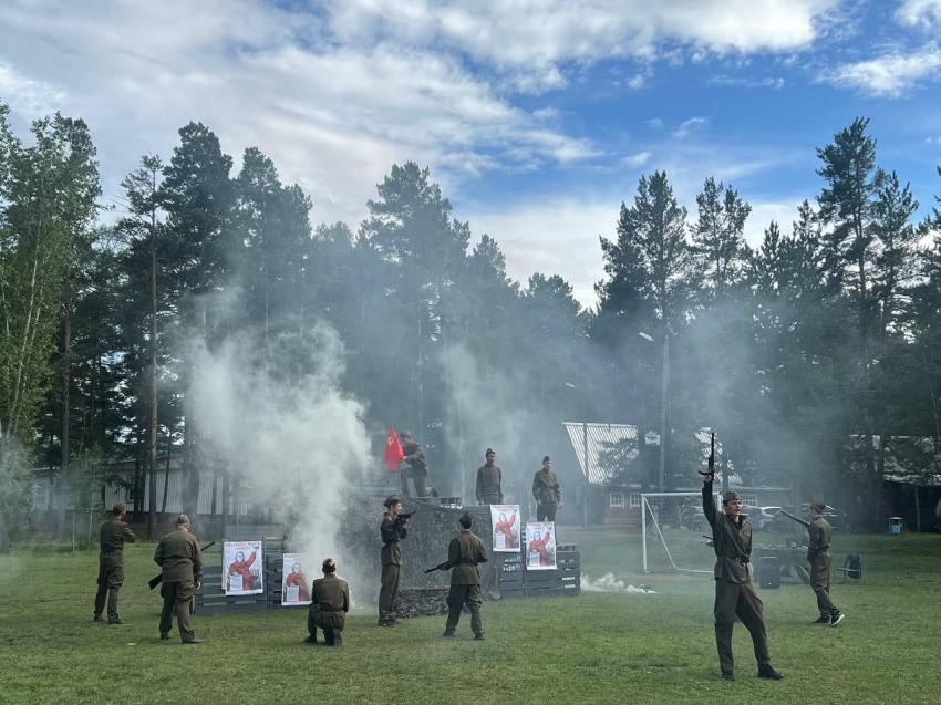  Почти 100 отдыхающих оздоровительного лагеря «Сосновый бор» приняли участие в театральной постановке под открытым небом 